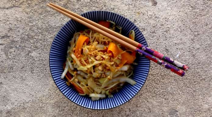 Wok de nouilles et légumes à l'asiatique 0