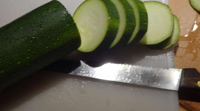 Pour les Courgettes aux feuilles de curry et épices couper les courgettes en rondelles