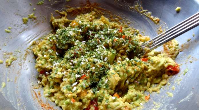 Ajouter des fines herbes au Guacamole aux myrtilles