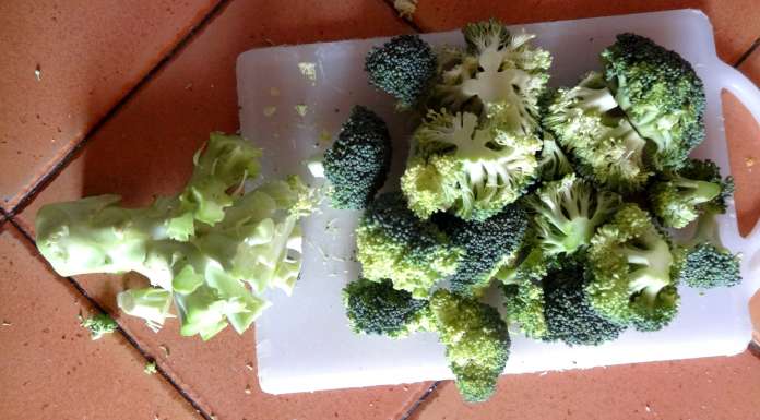 Séparer le brocolis des fleurettes pour faire la salade de tiges de brocolis