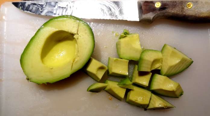 Préparer l'avocat pour la salade au sumac