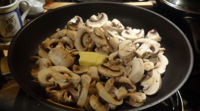 Faire fondre le beurre et cuire les champignons dedans