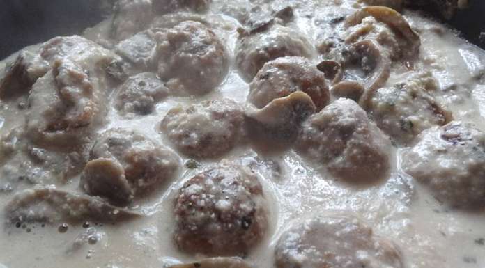 Boulettes de viande crème champignons en fin de cuisson