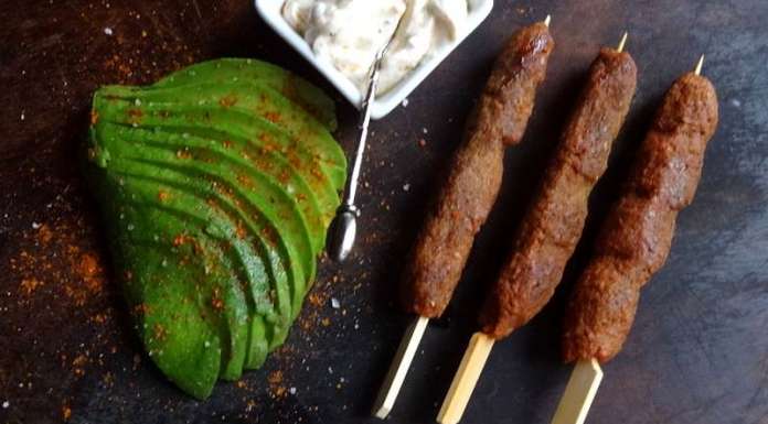 Brochettes de viande végétale accompagnées de sauce et d'avocat